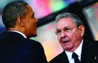 PIC-FP-MAIN-OBAMA-SHAKES-HANDS-WITH-CUBA